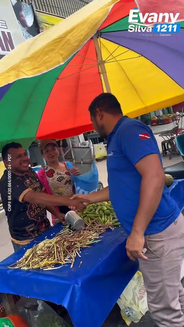 Évany cumprimentando feirantes durante a campanha