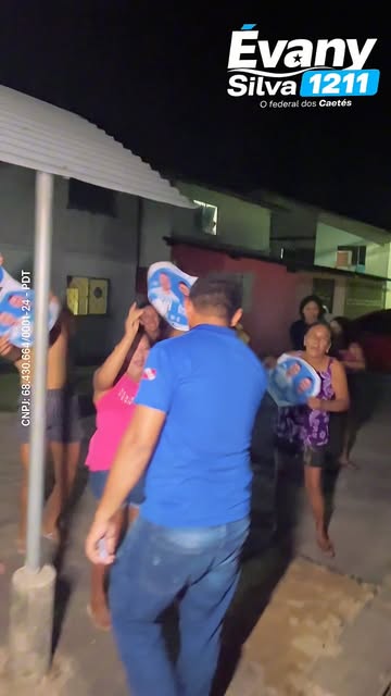 Évany conversando com moradores à noite