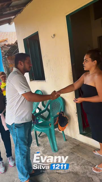 Évany cumprimentando uma moradora